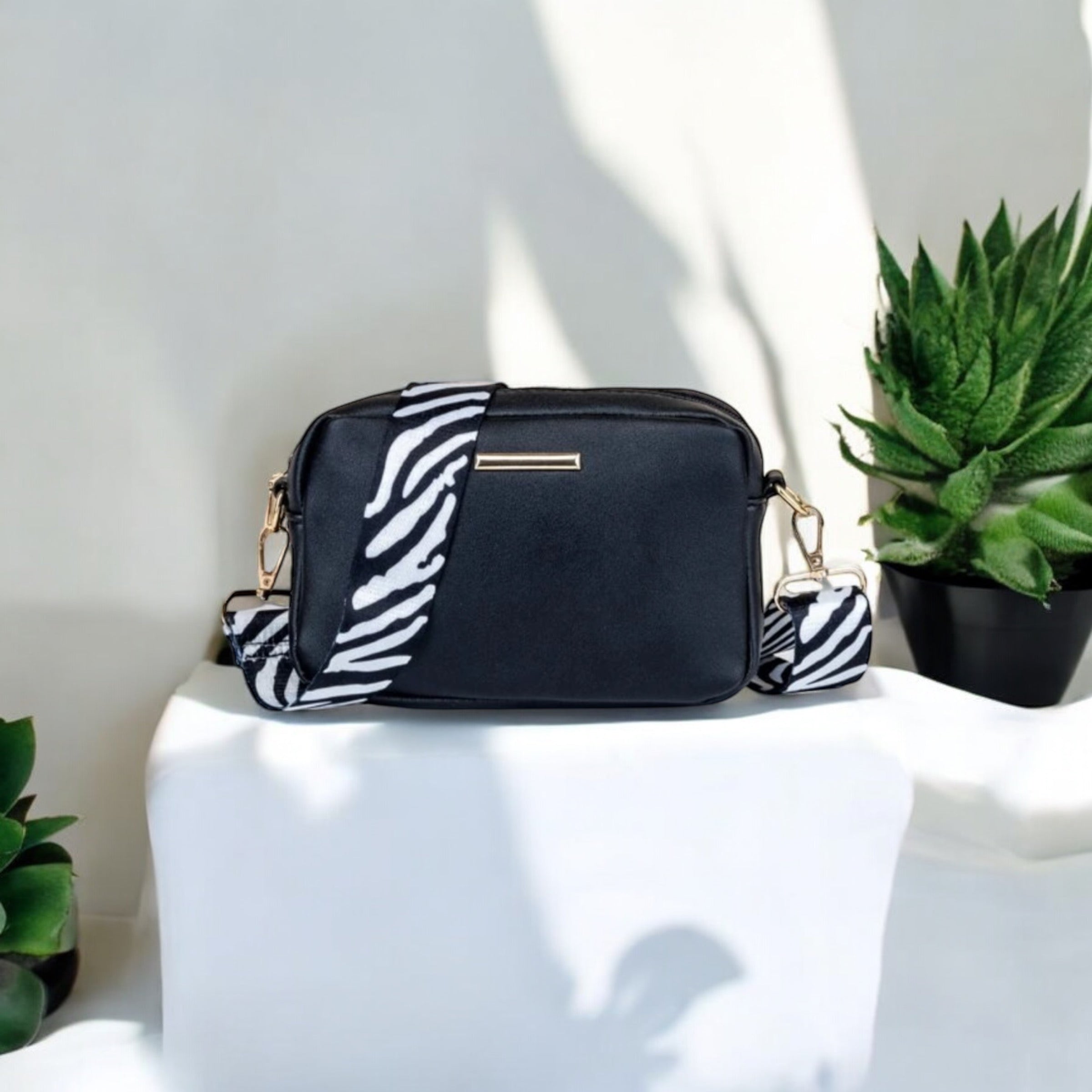 Chic Companion - Trendy Crossbody Bag Black with Zebra Straps