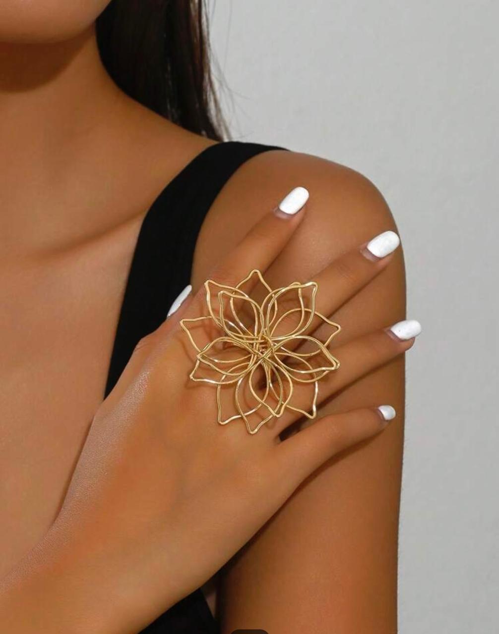Gold Statement Floral Ring Model 1